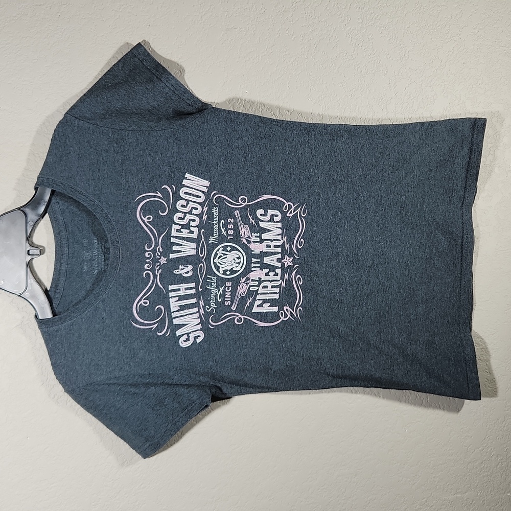 Smith & Wesson Top Womens Size S gray has flaw graphic tee